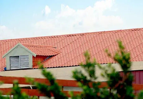 Giải pháp mái chống ồn: Tấm lợp UPVC giải quyết triệt để vấn đề tiếng ồn cho công trình đô thị và công nghiệp